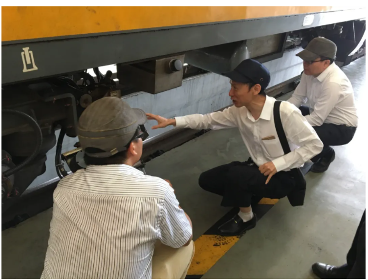 圖1 廣州地鐵軌檢車現(xiàn)場調(diào)研