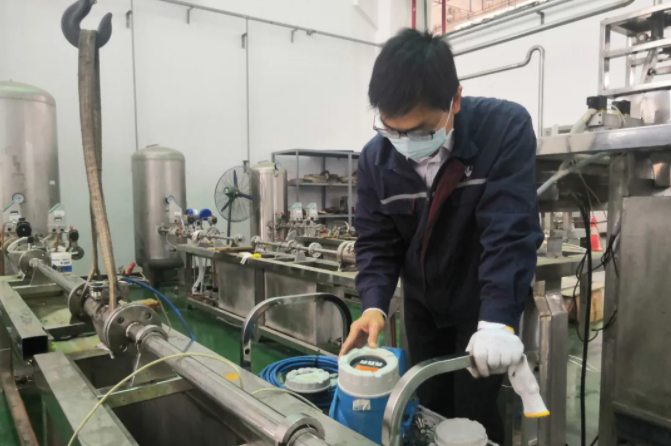 圖3 液體流量計計量校準(zhǔn)現(xiàn)場